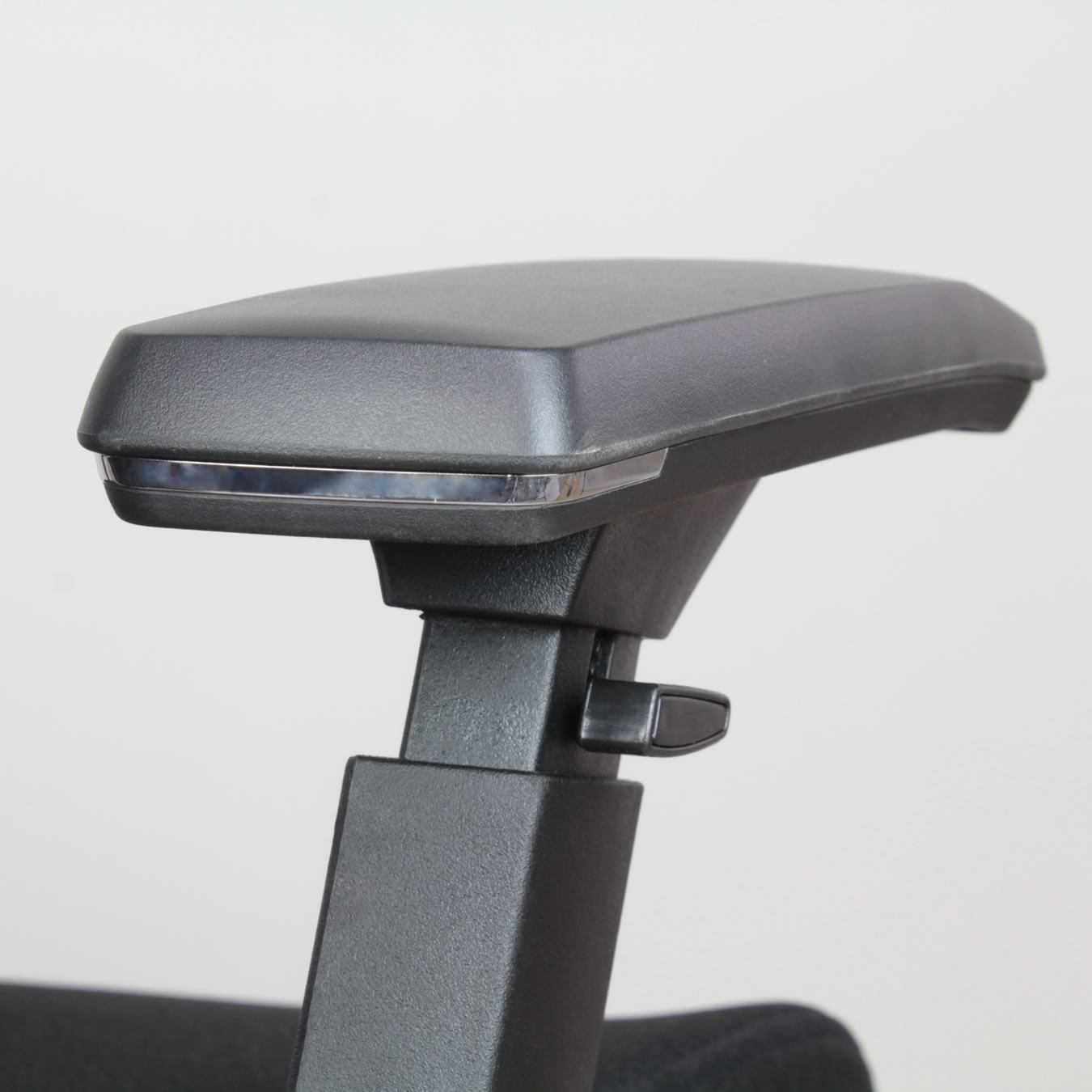 Silla austria con asiento deslizable y posiciones de reclinado tapizada en malla