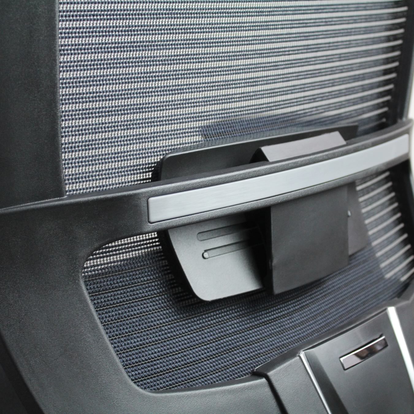 Silla austria con asiento deslizable y posiciones de reclinado tapizada en malla