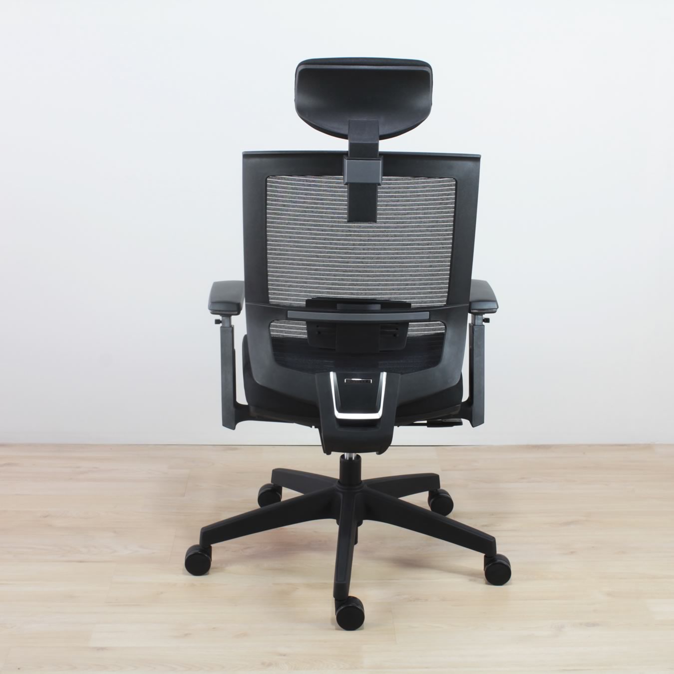 Silla austria con asiento deslizable y posiciones de reclinado tapizada en malla