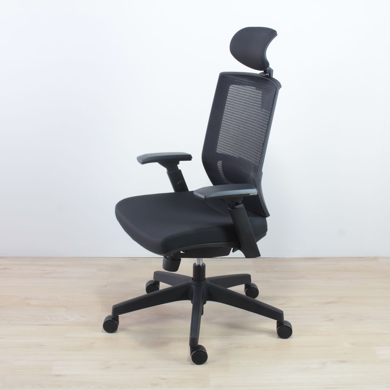 Silla austria con asiento deslizable y posiciones de reclinado tapizada en malla