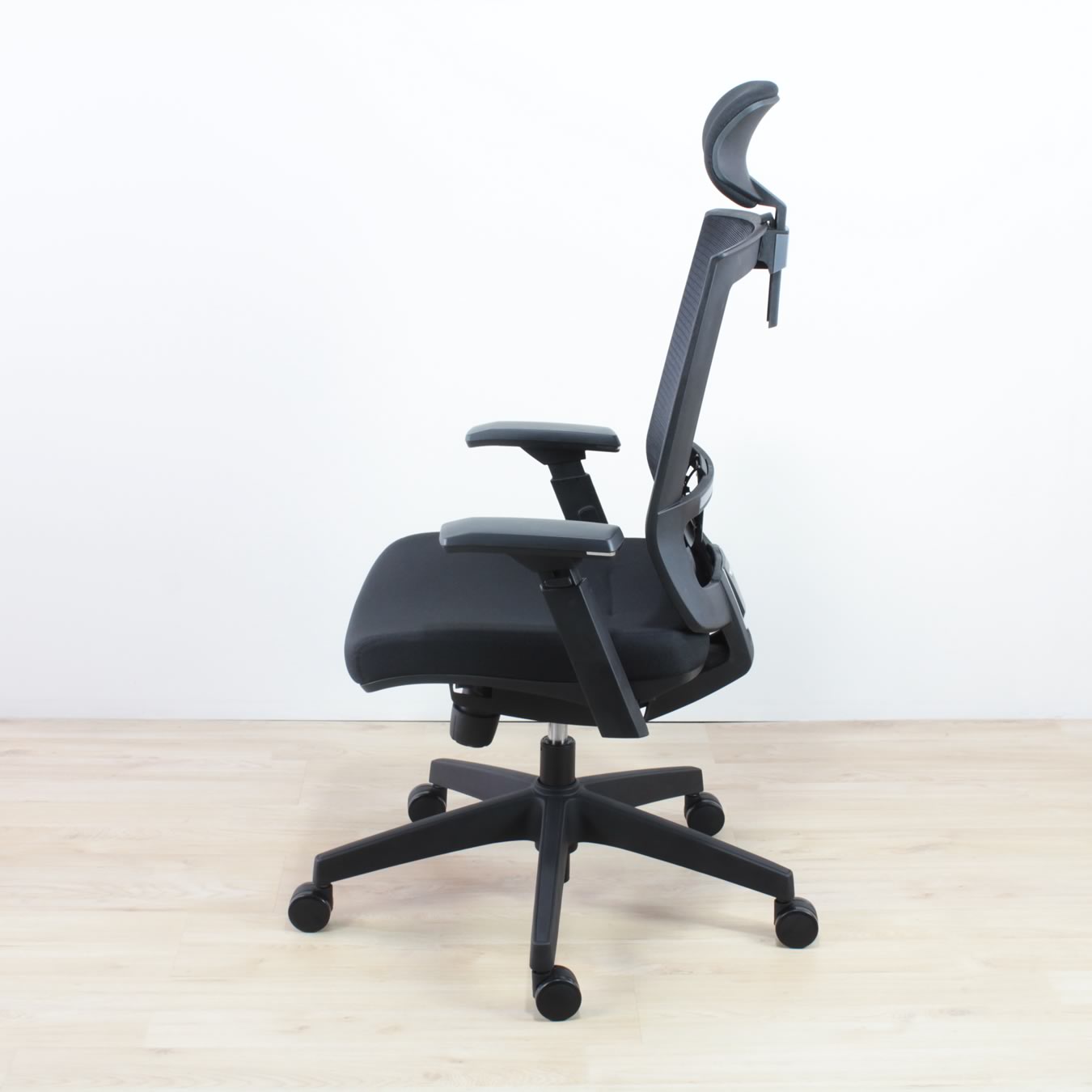 Silla austria con asiento deslizable y posiciones de reclinado tapizada en malla