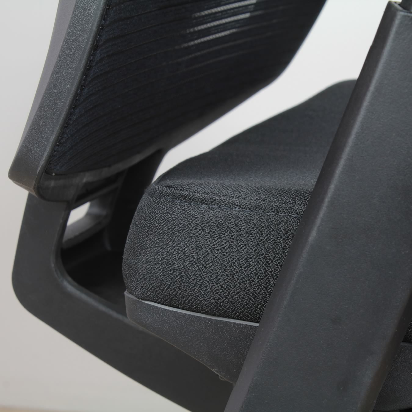 Silla austria con asiento deslizable y posiciones de reclinado tapizada en malla