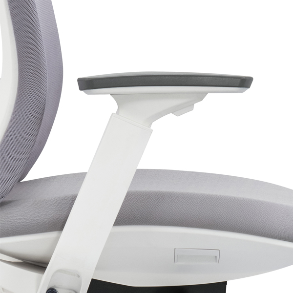 Silla pamplona con estructura blanca y malla gris con cabecera