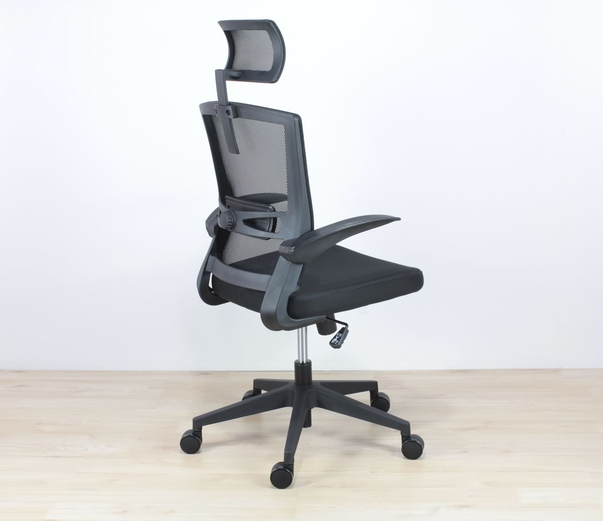 Silla samos de malla con soporte lumbar y brazos abatibles