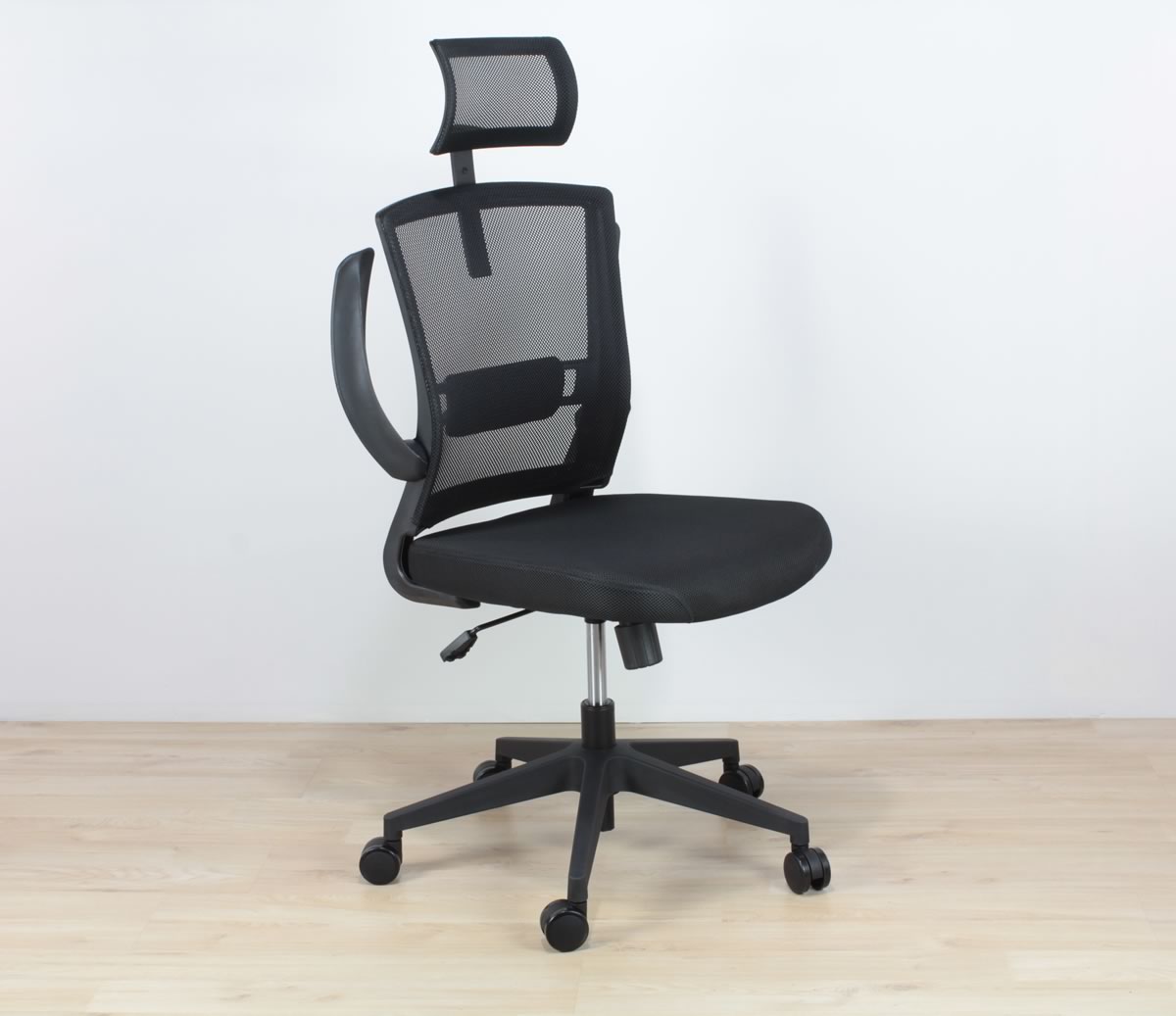 Silla samos de malla con soporte lumbar y brazos abatibles