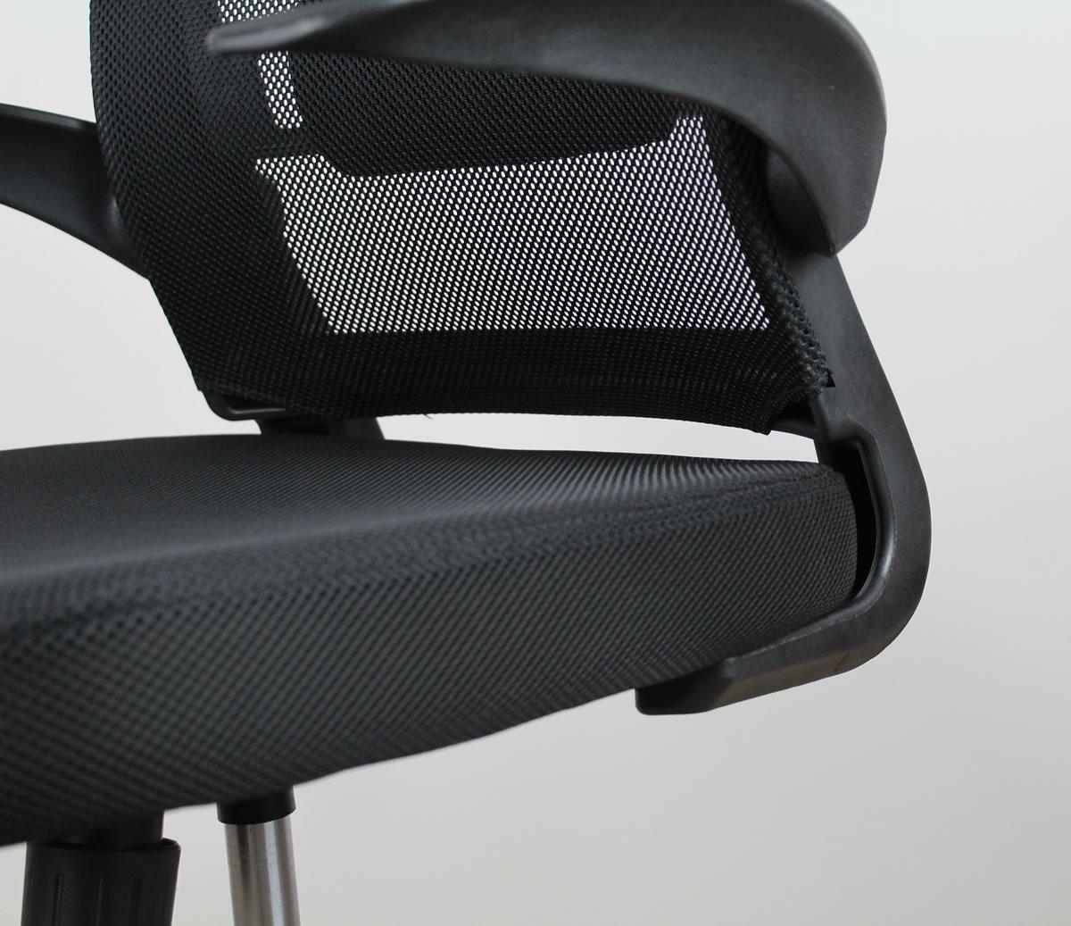 Silla samos de malla con soporte lumbar y brazos abatibles
