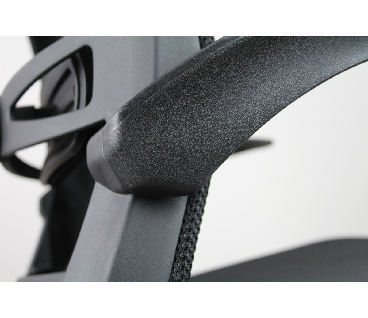 Silla samos de malla con soporte lumbar y brazos abatibles