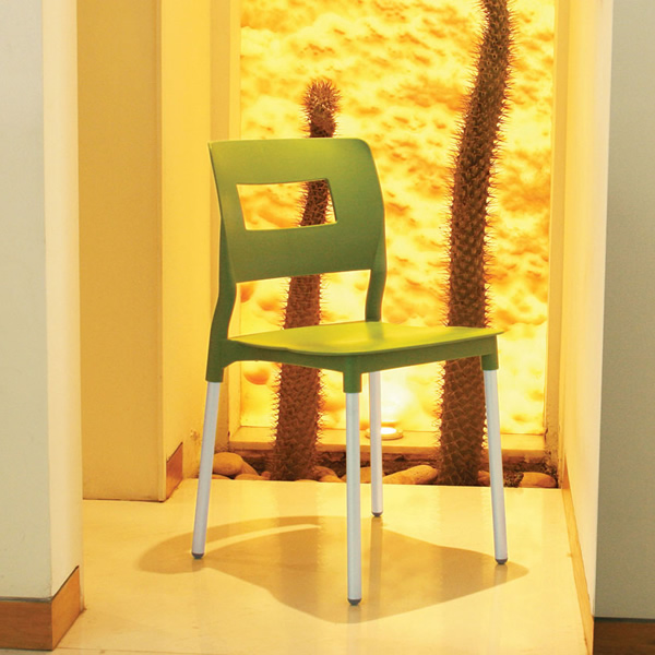 Silla sand ideal para terrazas o cafeterías de polipropileno