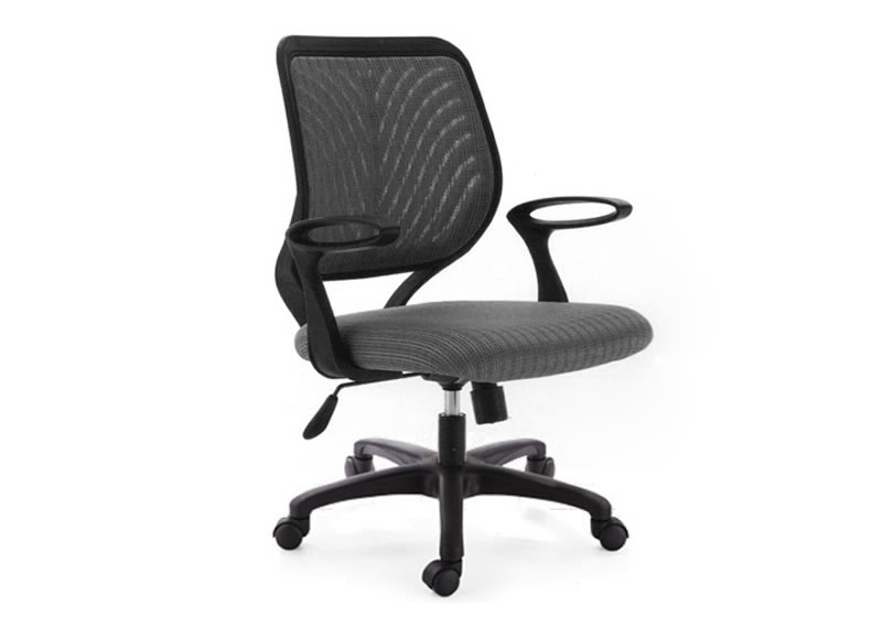 Silla alex  para oficina  tapizada en malla negra con brazos fijos