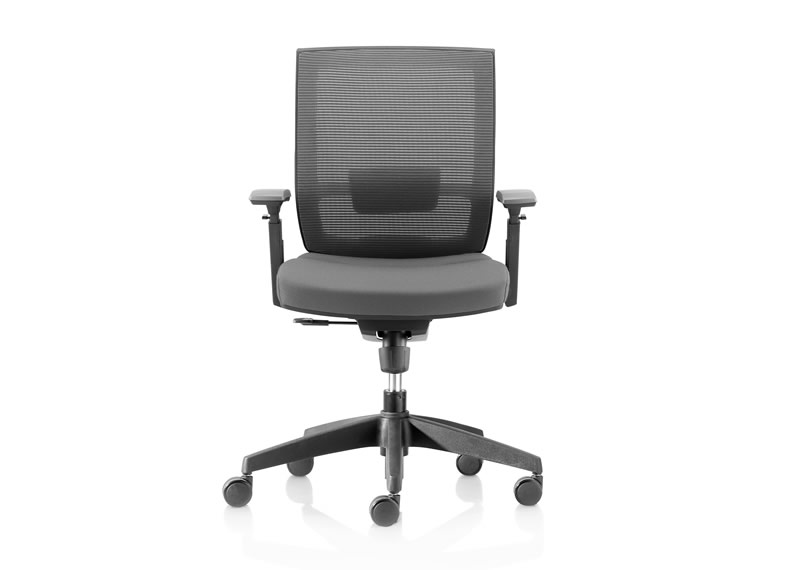 Silla ejecutiva con asiento deslizable, posiciones de reclinado y brazos ajustables tapizada en malla